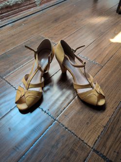 Yellow peep poe pump/heel