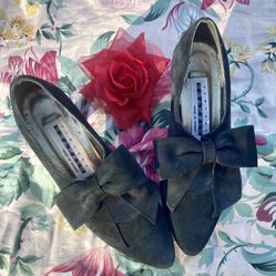 Vintage 1980s New York Transit black suede bow kitten heel size 5 and a half 