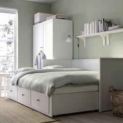 Twin/queen day bed (white)