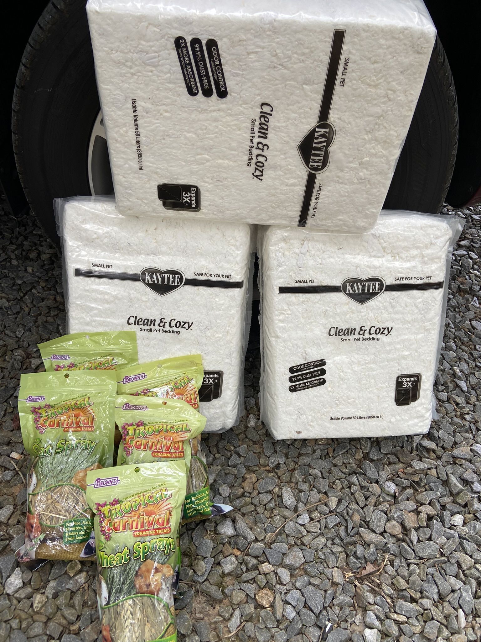 Small Animal Bedding And Snacks New 