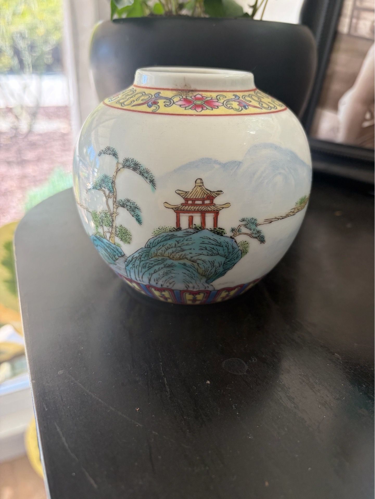 Small vase/decorative pot