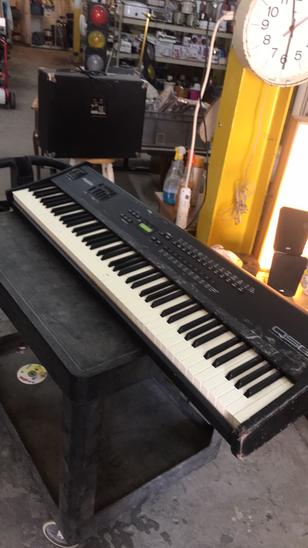 ALESIS. QS8 64 Electric synthesizer piano fully tested and working
