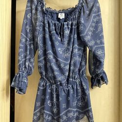 New adorable women’s size small romper.  Never worn color is blue and white. 