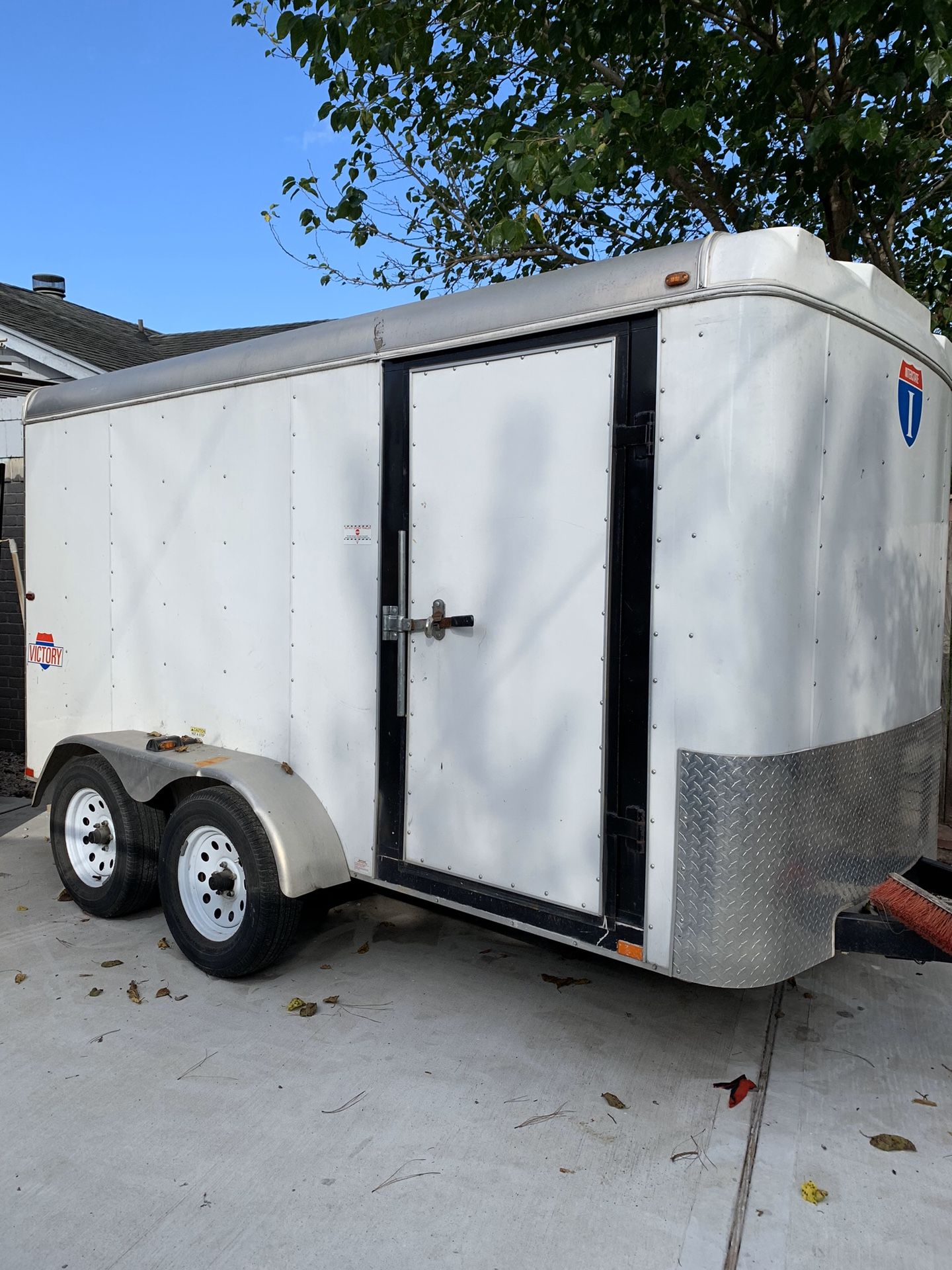 Enclosed cargo trailer