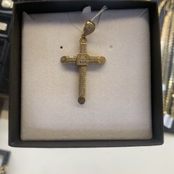 FLAWLESS 10K CROSS DIAMOND PENDANT 