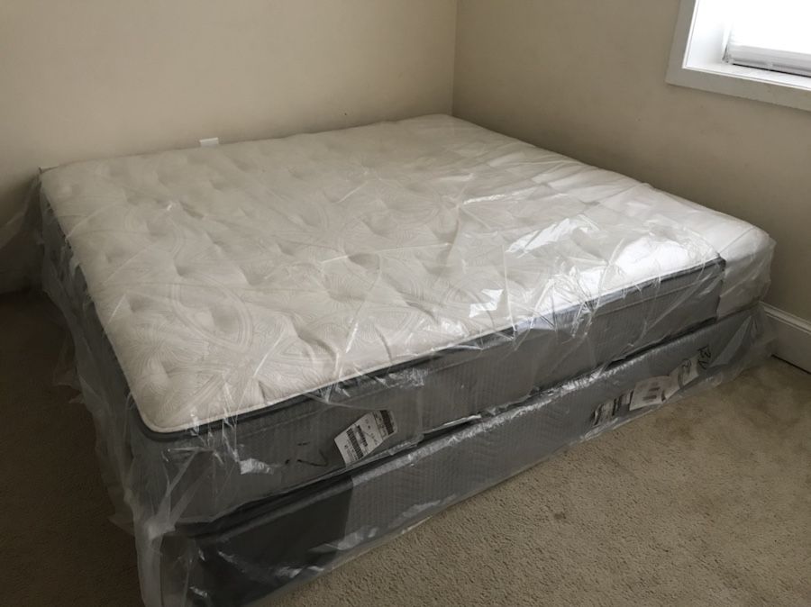King mattress with box in new condition(pet free and smoke free)