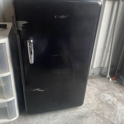 “Comfee” Mini Fridge 