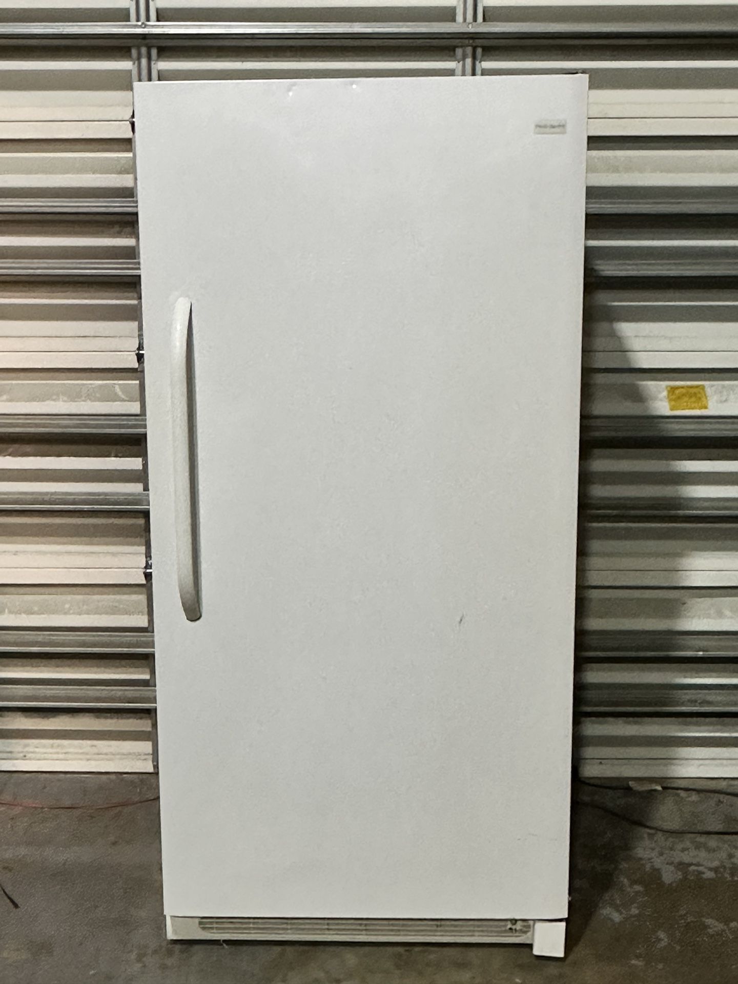 Frigidaire 20.0 Cu.ft  Upright Freezer In White / Congelador Vertical 