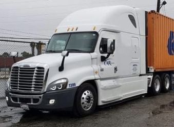 Freigtliner Motor cummin (2014) 740,000 Miles. 