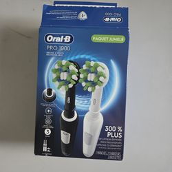 Oral B Pro 1000 Toothbrush Set