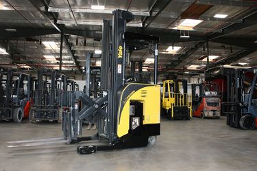 2020 - YALE STAND UP REACH FORKLIFT 4000 LB