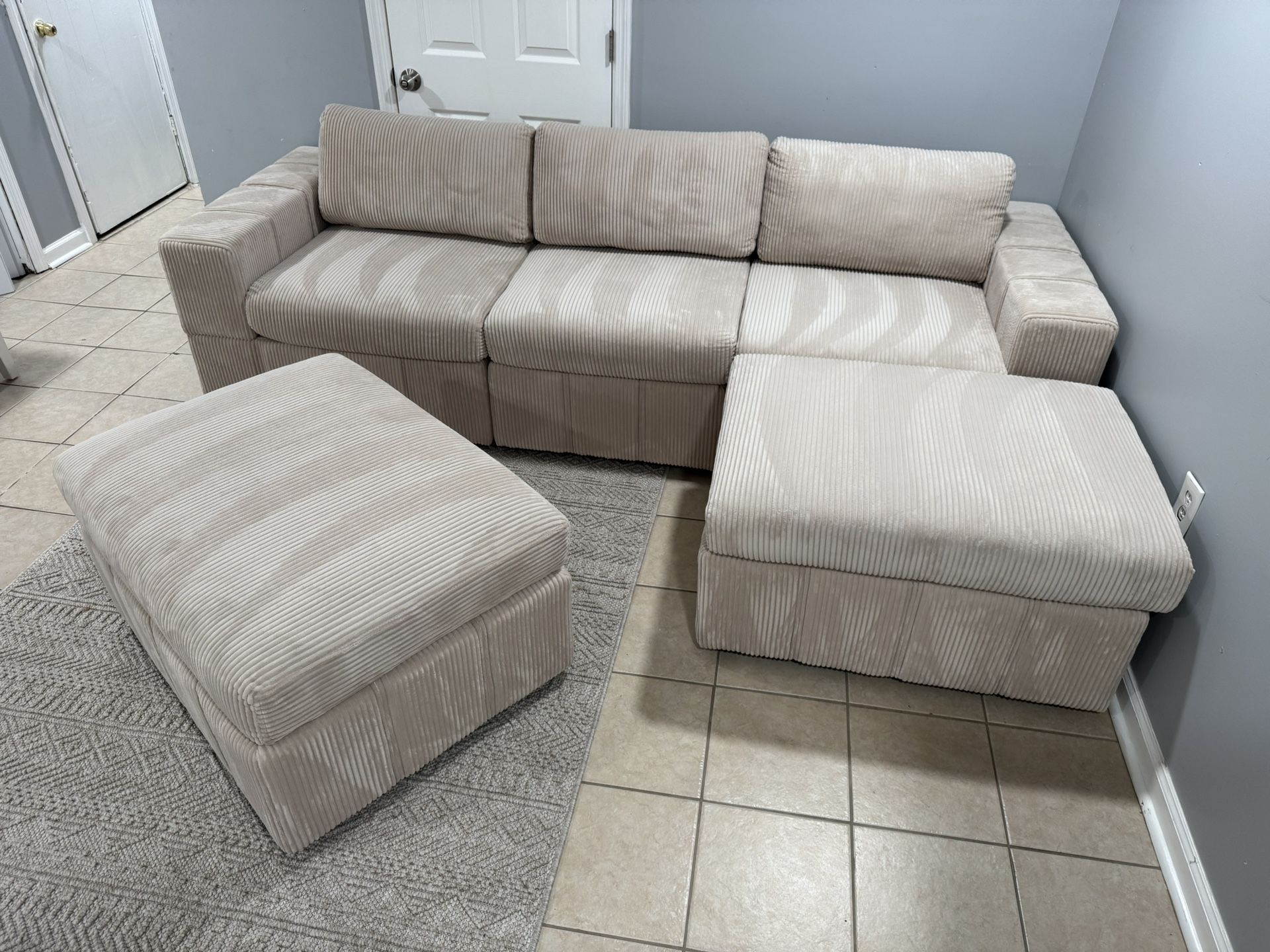 FREE DELIVERY AND INSTALLATION - 🚚 Brand New in Box 📦 Beige 5 Pieces Modular Sectional Reversible