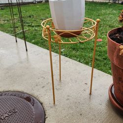 Metal yellow plant holder stand