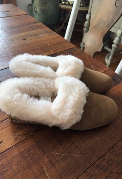 NEW UGG slippers size 5 Woman’s