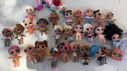 Lot of L.O.L. dolls. You get everything exactly as shown in the photo—all together for $30 (firm). There are 28 dolls plus some accessories. Pick up o