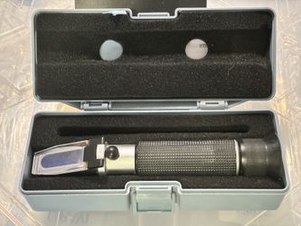 Aquatic refractometer with case
