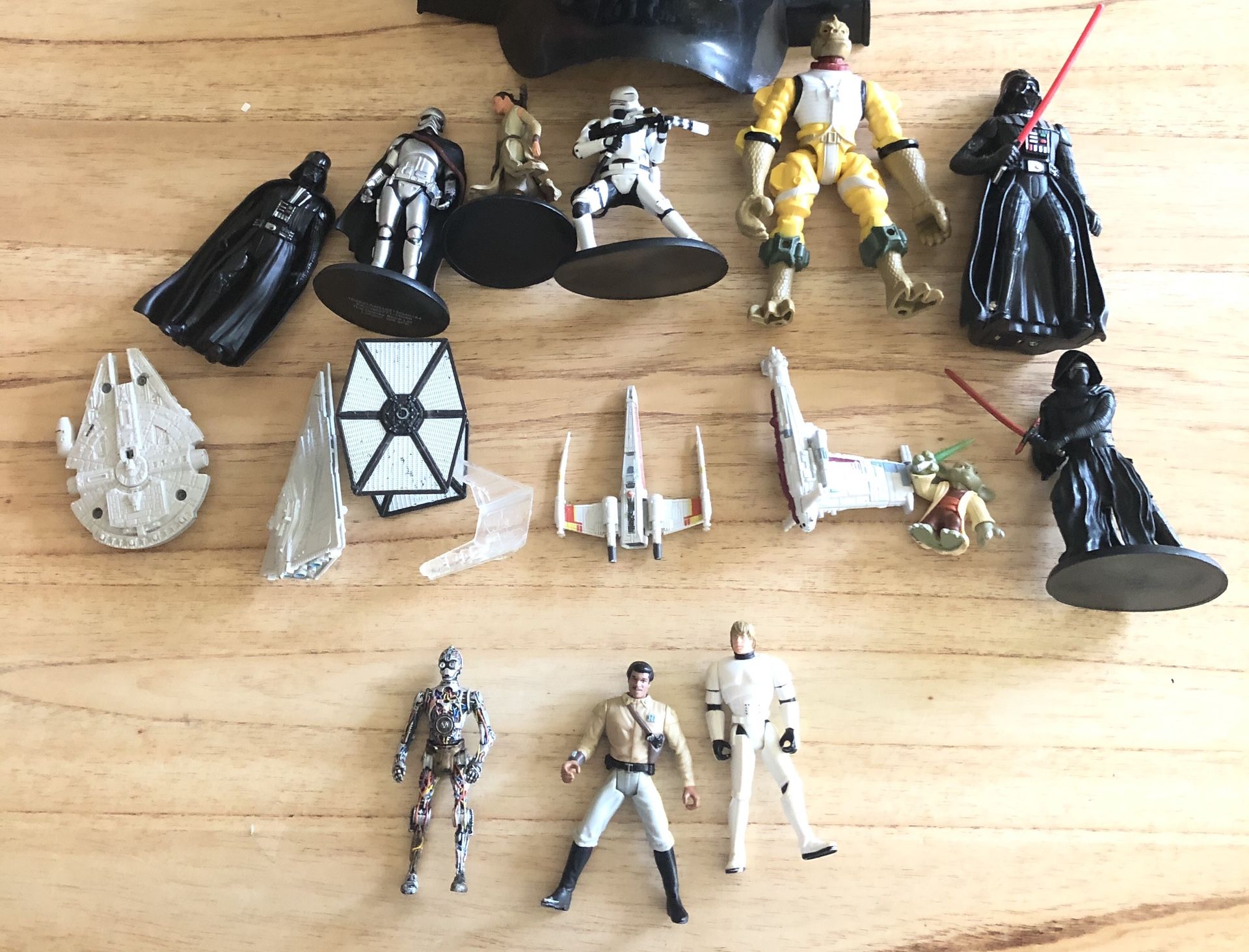 16 Star wars action figures collectibles