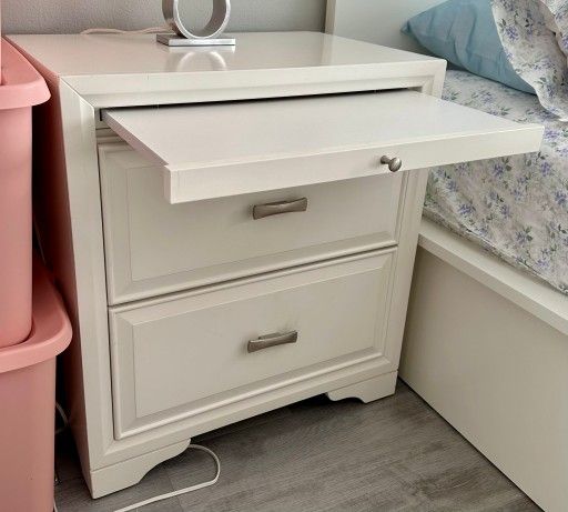 SELLING A DRESSER AND TWO NIGHTSTANDS WHITE ROONS TO GO IN WOOD.