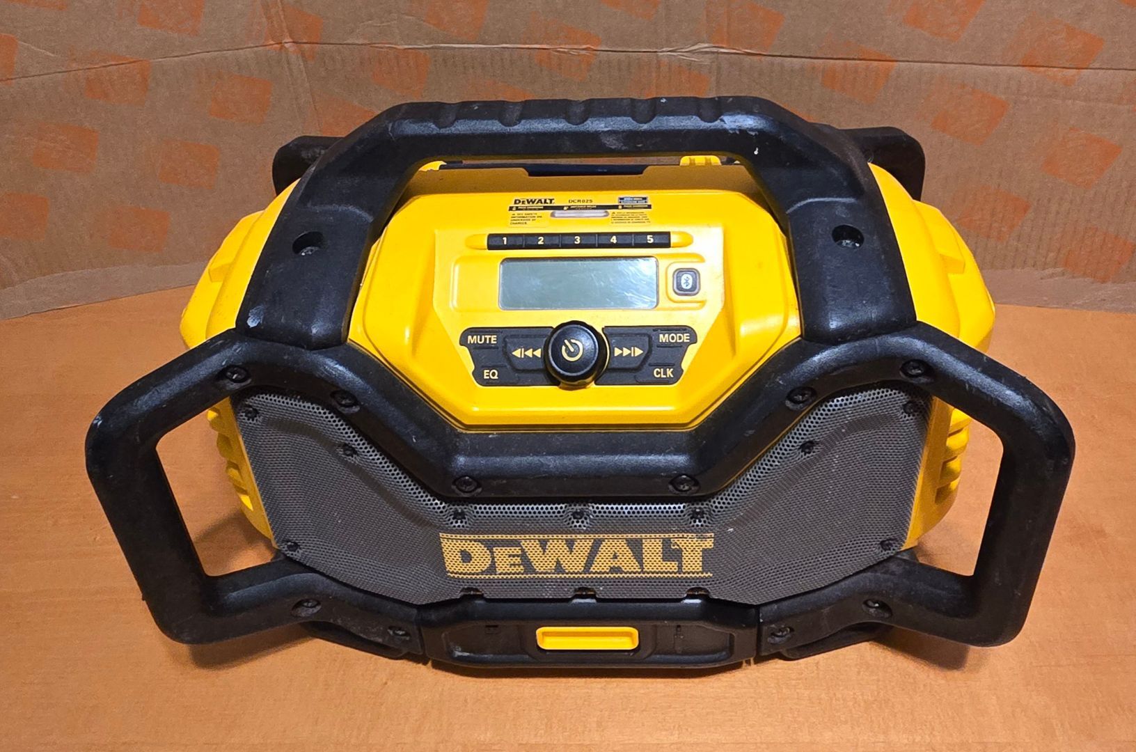 Dewalt 20V MAX Bluetooth Radio & Charger Includes 20v MAX XR 6Ah Battery Price is Firm Meet up in Burien Yes Available