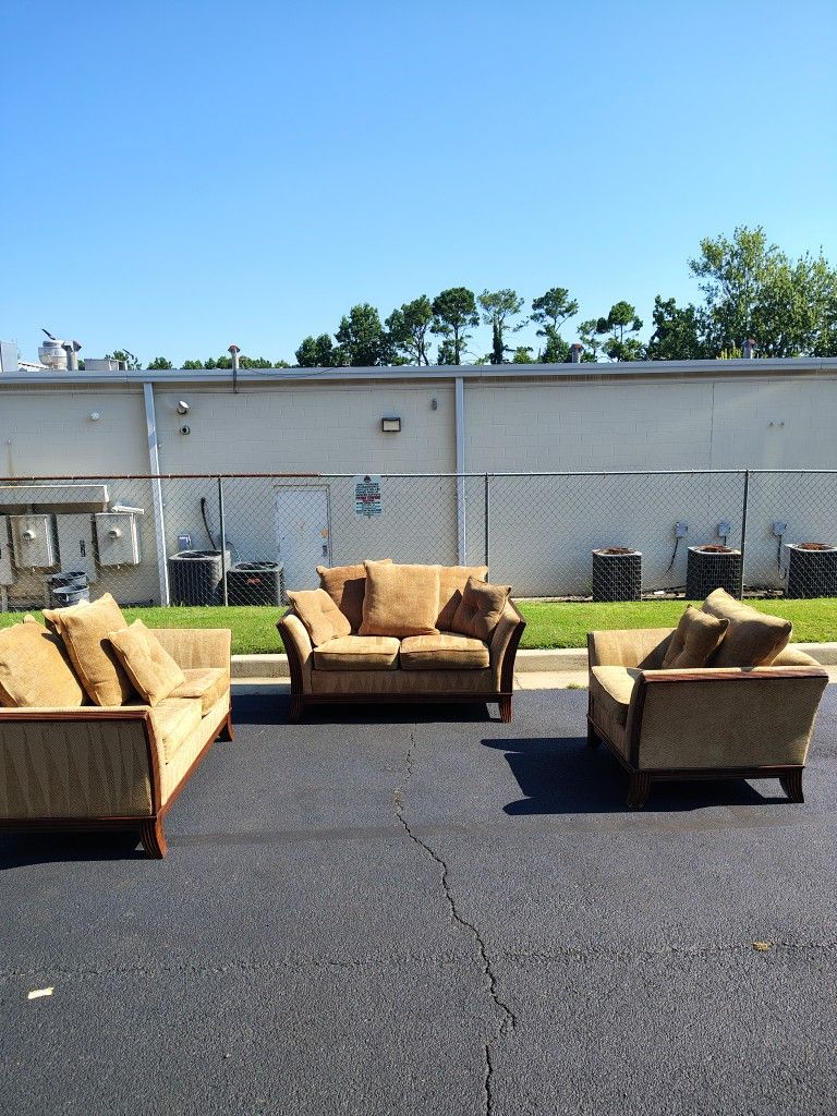 Rooms To Go 3 Piece Sofa Loveseat And Chair Free Delivery No Deposit Necessary 