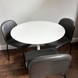Round table with 3 chairs