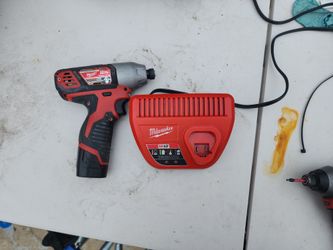 MILWAUKEE 12 VOLTS IMPACT LIKE NEW $1OO.oo
