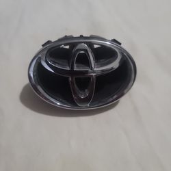98-01Toyota Corolla Front Grille Emblem