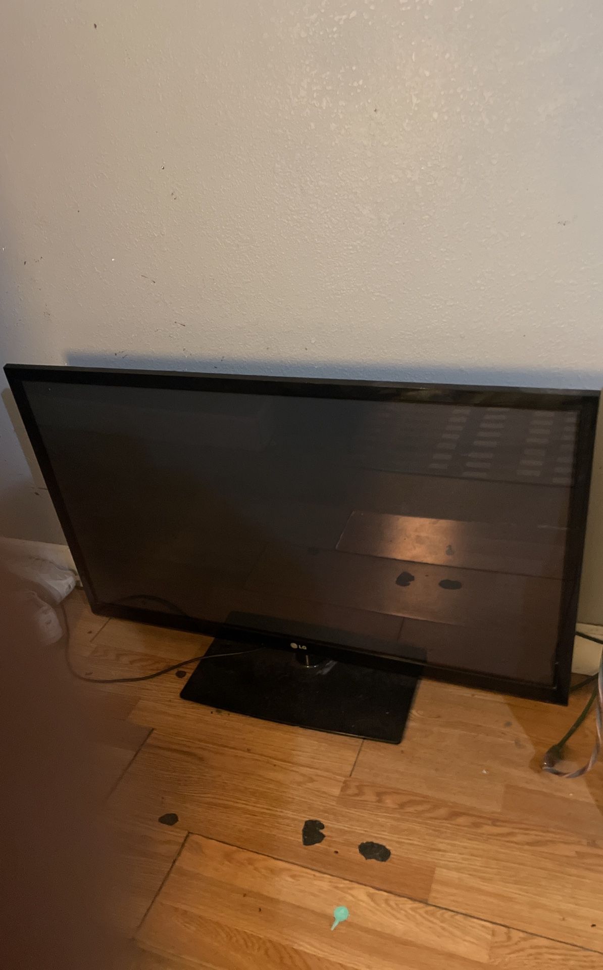 LG FLAT SCREEN TV 