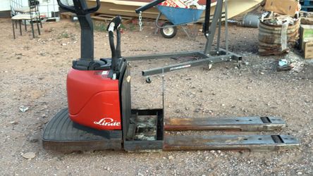 Electric pallet jack