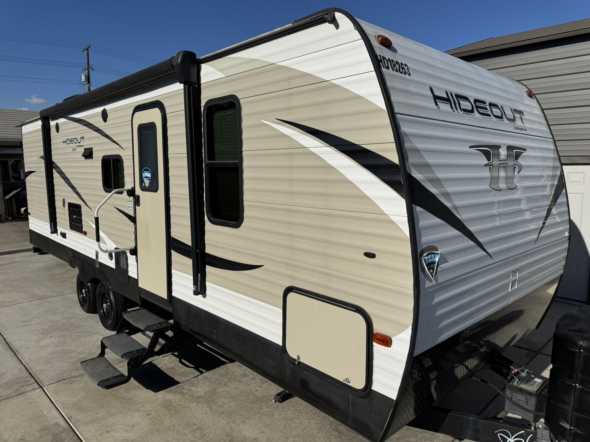 2018 Keystone Hideout 26LHSWE slide out bunks!