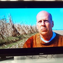 Samsung UN32J4000AFXZA, which is a 32-inch Class HD (720P) LED TV. 