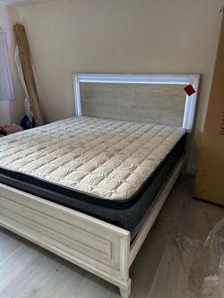 King Size Bed Frame  Mattress Included.   
New in a box   
We offer delivery and installation 

Cama King Size  Colchon Incluido 
Nueva en caja 
Entre