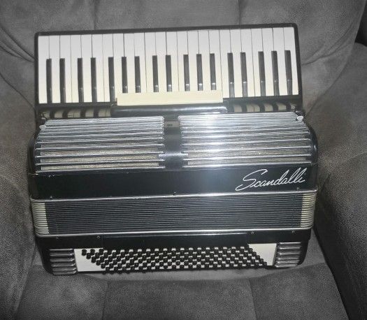 ACORDEON HECHO EN ITALIA ,MARCA SCANDALLI $230