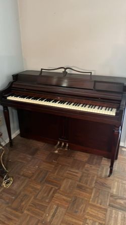 This Wurlitzer spinet piano