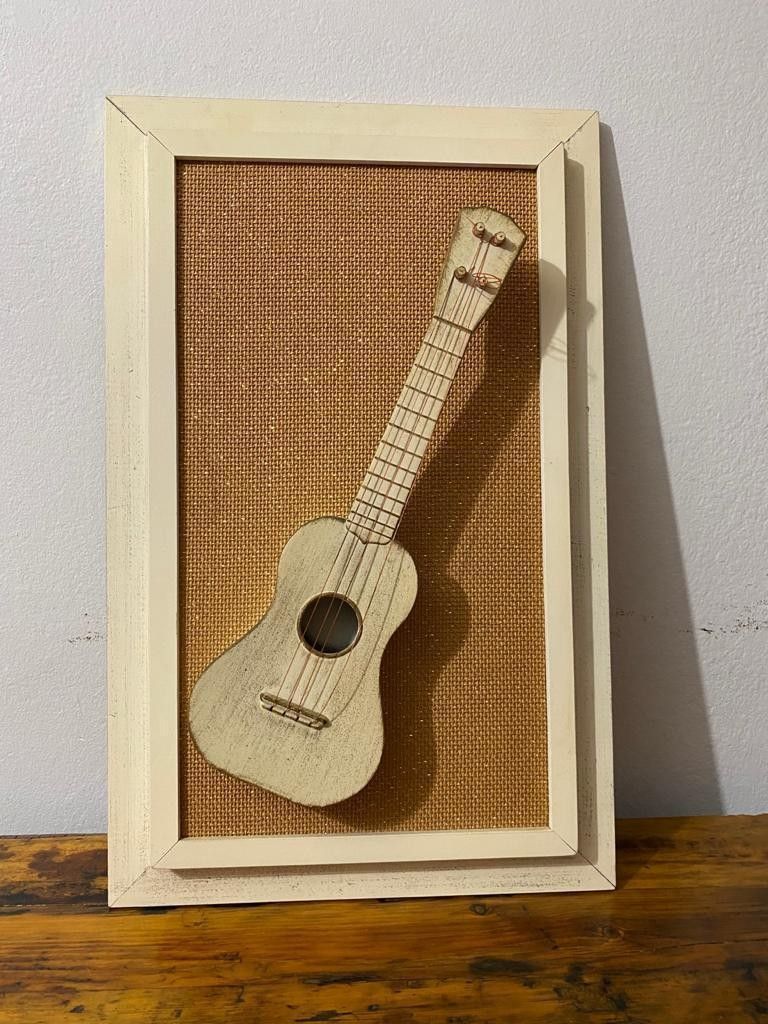 PAREJA DE CUADROS DE MADERA DISEÑO INSTRUMENTO MUSICAL MONTADO