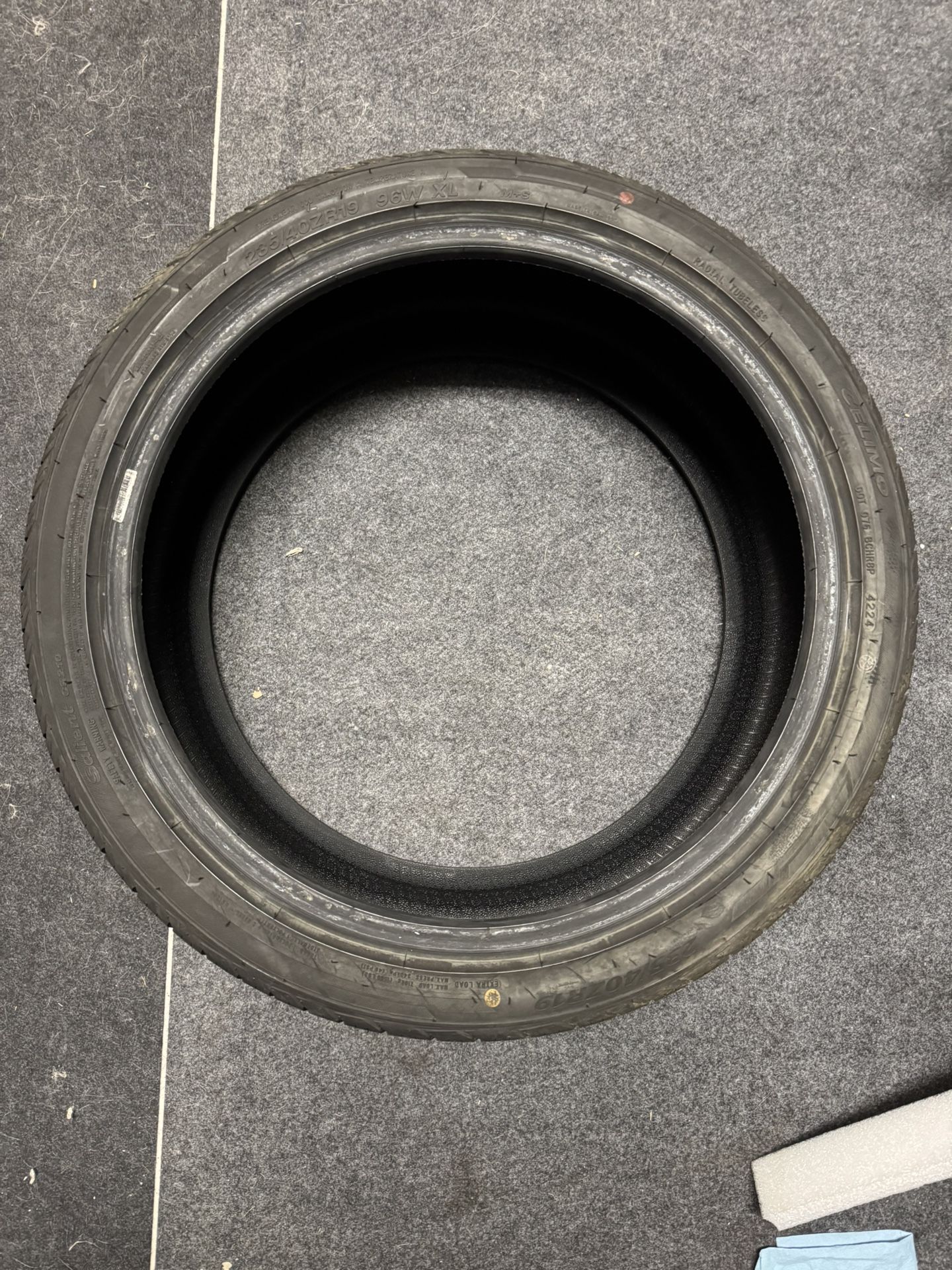 1x 235/40/19 Used Tire (80%)