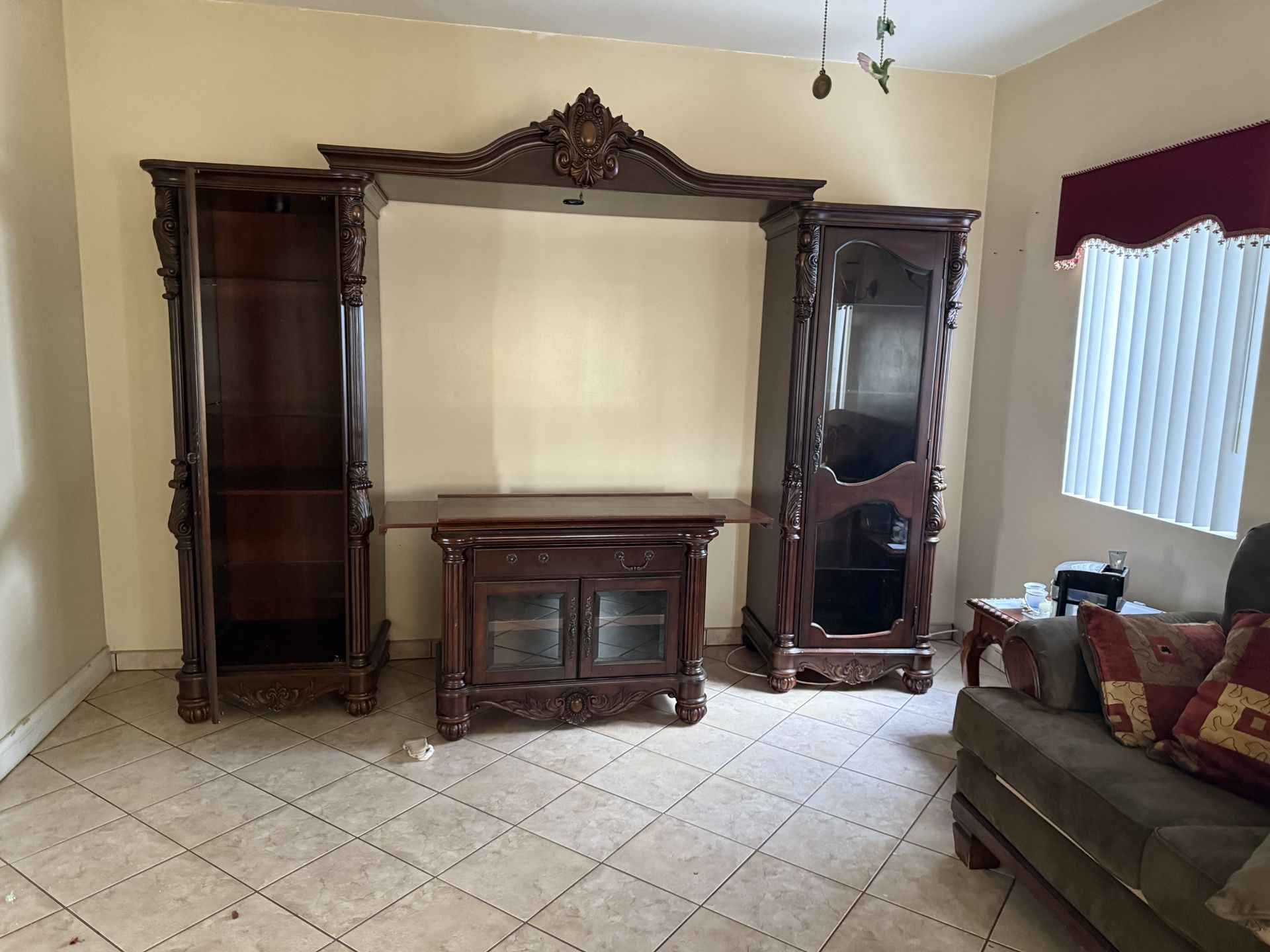 Mueble De Madera Sólida  Bien Cuidado 