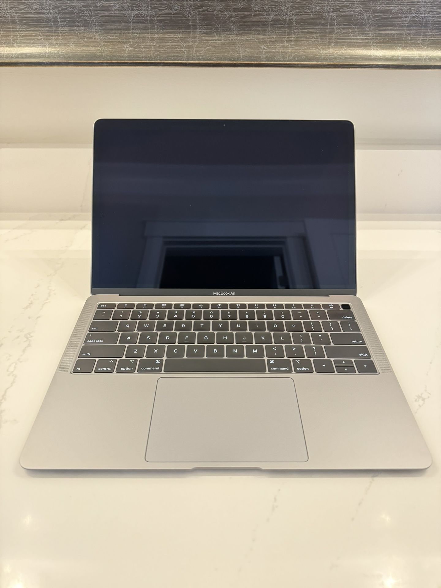 MacBook Air, 13” Retina Display, Space Gray, 128 GB, 8 GB RAM, Model A1932