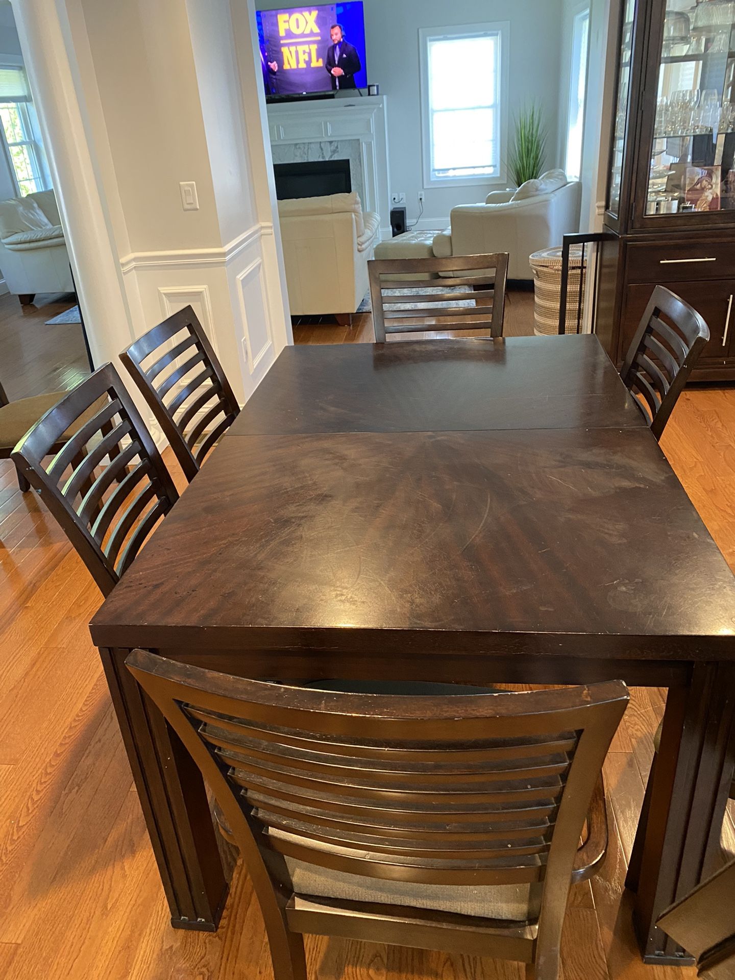 Adjustable Dining Room Table And 8 Chairs 