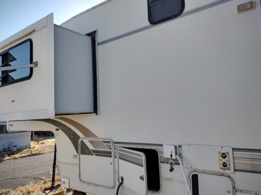 RV Trailer 33 Ft 