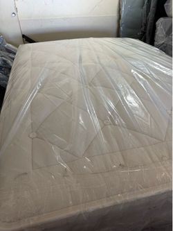Queen size bed mattress avocado organic luxury plush tight top Serta Sealy Saatva Stearns & foster Aireloom Kluft hotel collection Beautyrest black pu