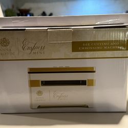 Anna Griffin Mini Empress W/ 13” Mini Plates 