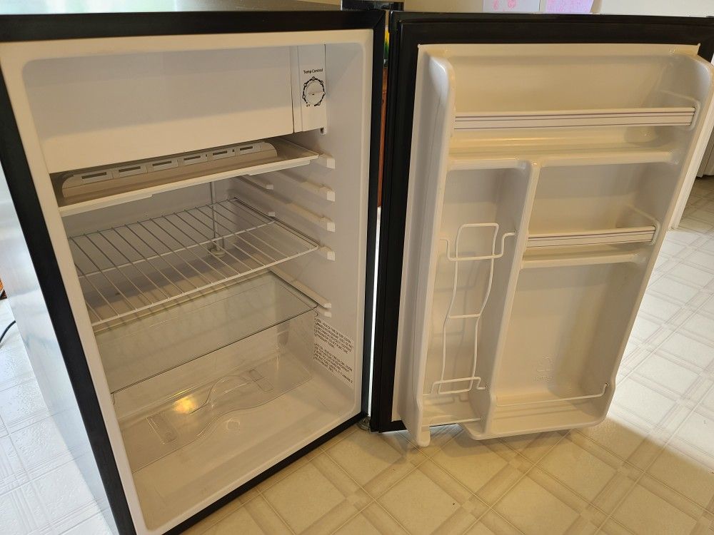 Emerson 4.4 cubic foot refrigerator for Sale in Covington, WA OfferUp