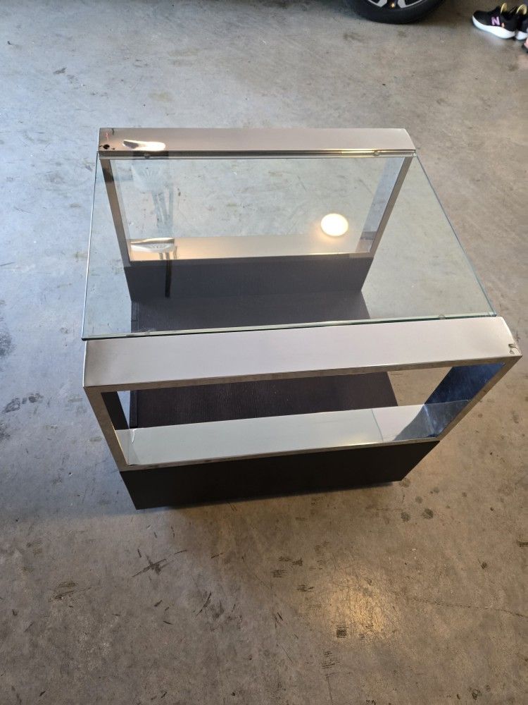 Modern End Table Excellent Condition