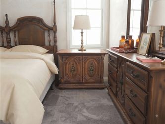 Gorgeous Vintage Wood Bedroom Set - Traditional Style (Full Size)
