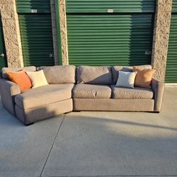 Free Delivery! 2-Pc Sectional in Great Condition 