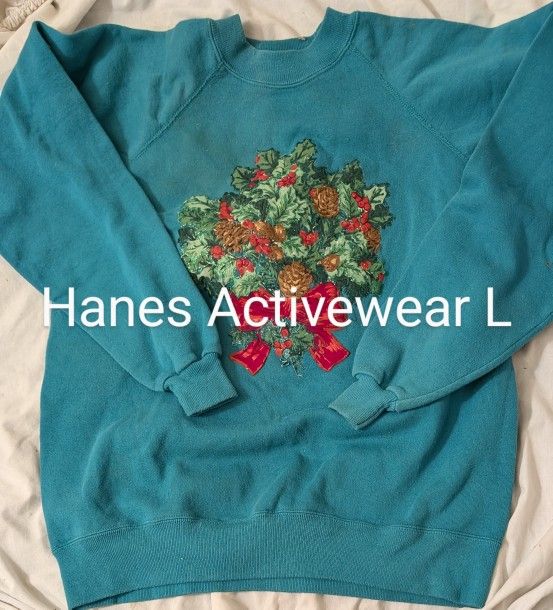 Womens Hanes Activewear Green Winter Christmas Glitter Wreath Size Large. Sweatshirt, Cotton 50%, Polyester 50%