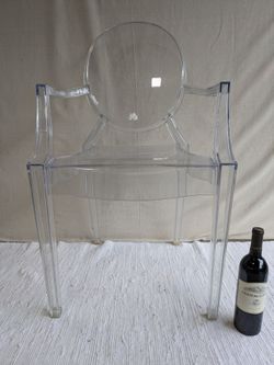 (7) Modern acrylic / plastic clear dining chairs suitable for indoor / outdoor use with arms