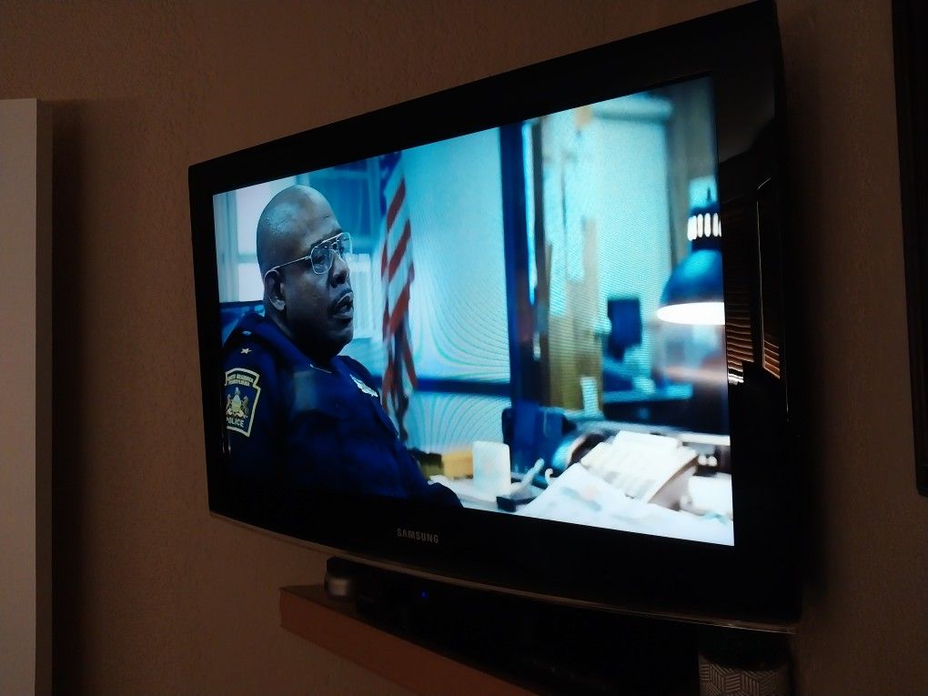Samsung 32 Inch TV With Wall Mount (Reduced Price)