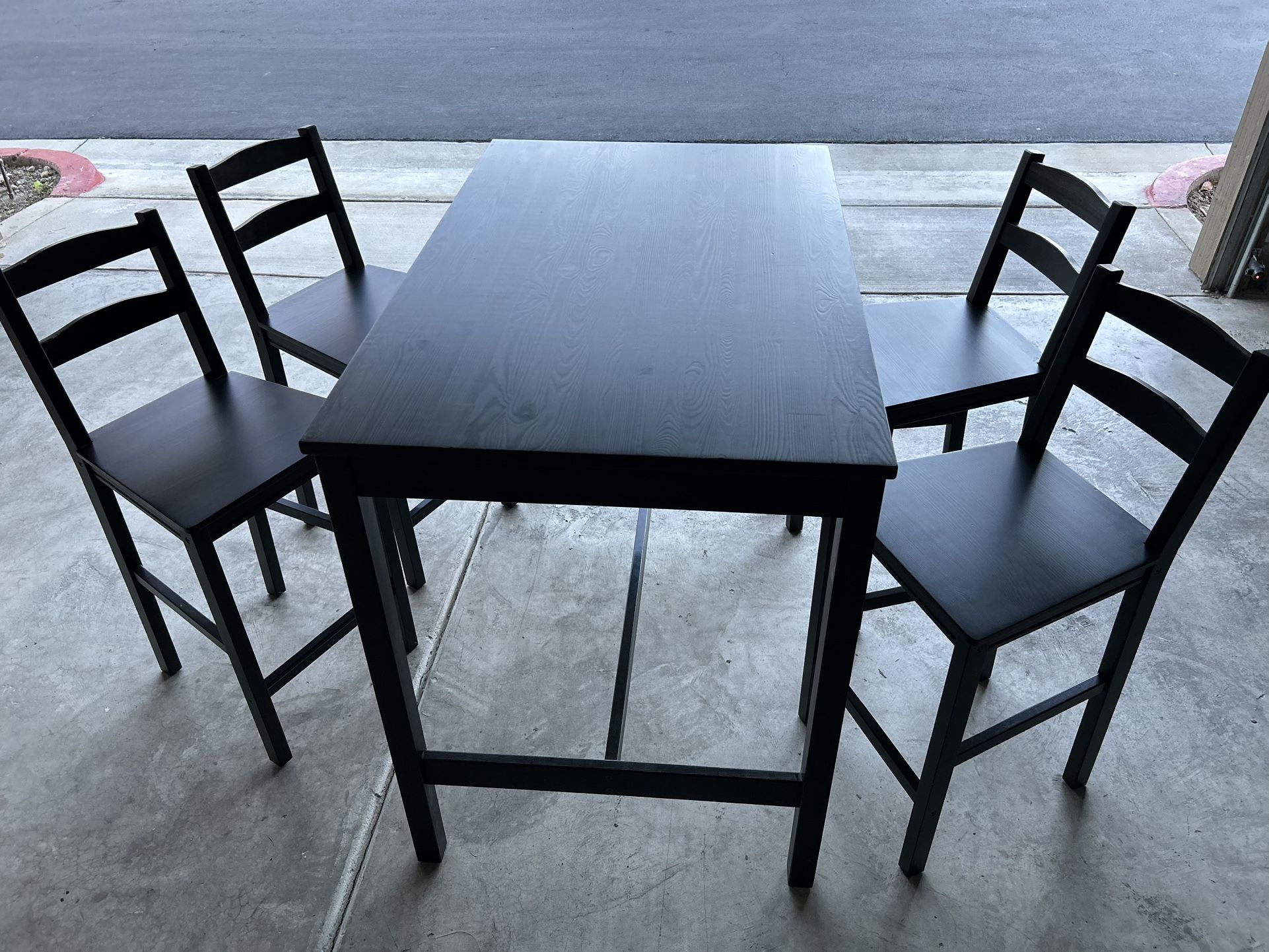 Bar Table And Bar Stools 